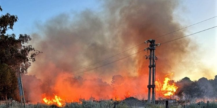 Resaltan la intervención de los bomberos de Monte Hermoso para sofocar el incendio cerca del Sinuoso Oeste