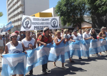 Paro y movilización convocada por la CGT en Monte Hermoso. «Mucha convocatoria, a pesar del horario y el calor» resaltó Carolina Balbuena