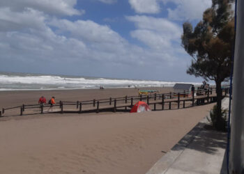 Búsqueda de joven en el mar de Monte Hermoso