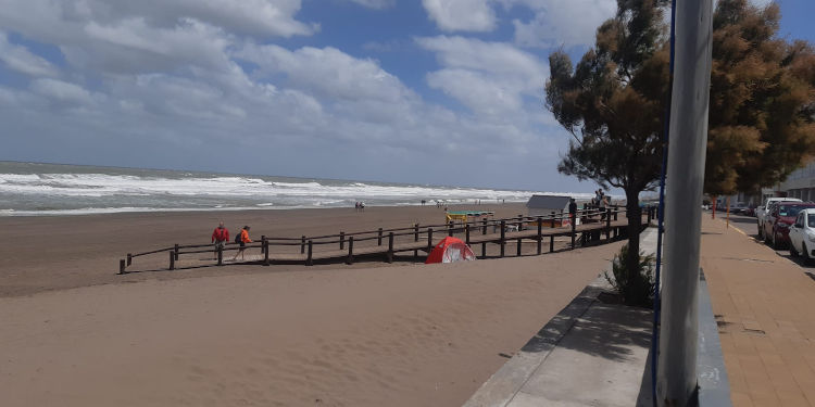 Búsqueda de joven en el mar de Monte Hermoso