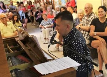 Claus en el piano del Tico Tico