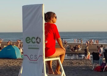 Guardavida de Monte Hermoso vigila desde silla alta