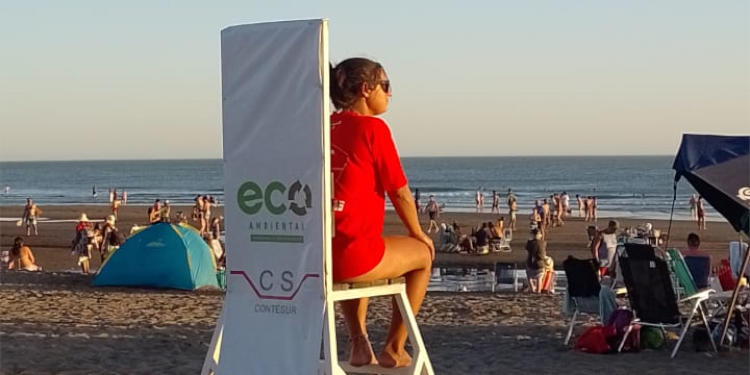 Guardavida de Monte Hermoso vigila desde silla alta