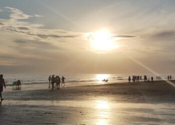 Caminando hacia el atardecer en la playa de Monte Hermoso