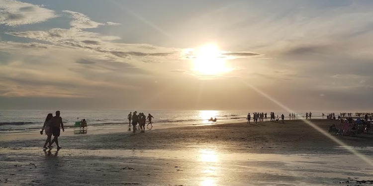 Caminando hacia el atardecer en la playa de Monte Hermoso