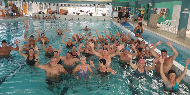 Clases de aquagym en el natatorio municipal de Monte Hermoso