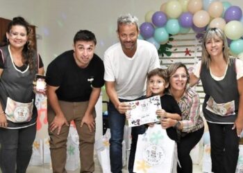 Ceremonia para despedir a 19 niños que inician su ciclo primario tras su paso por los Centros para la Primera Infancia