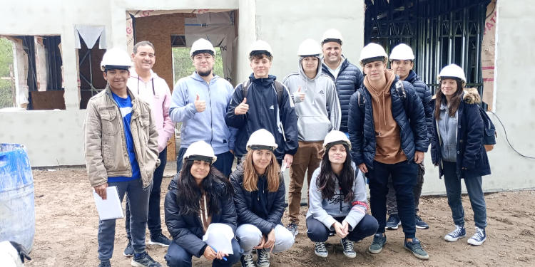 Alumnos de la escuela técnica visitan Barrio Pinares del Golf