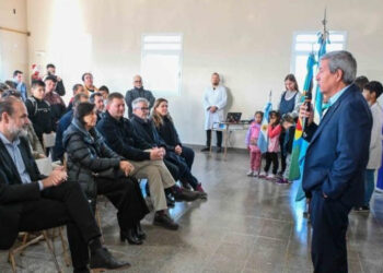 CEO de TGS en la escuela 40 con Federico Susbielles