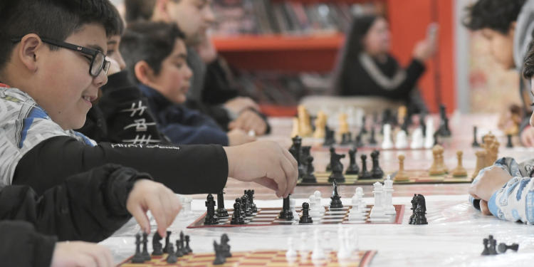 Taller de ajedrez en la biblioteca popular de Monte Hermoso