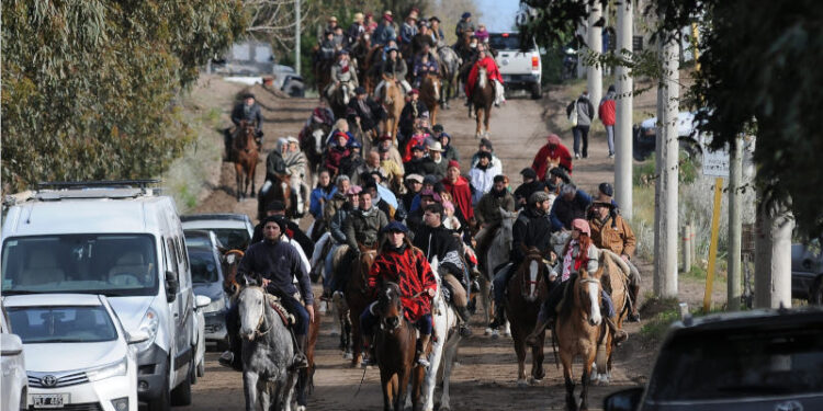 Cabalgata llegando a Sauce Grande durante la fiesta criolla 2024