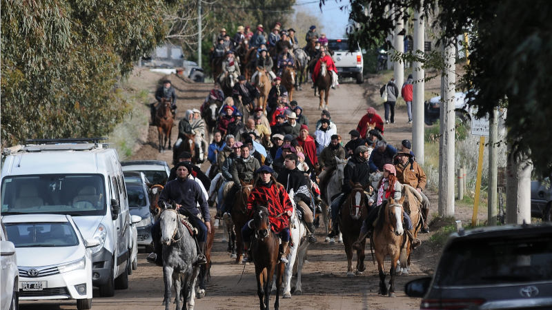 Cabalgata llegando a Sauce Grande durante la fiesta criolla 2024