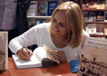 Marité Caramelli firma un ejemplar de su libro Monte Hermoso entre dunas y mareas