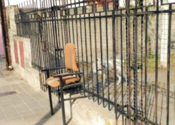 Esas pequeñas cosas. La silla en la vereda