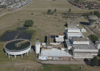 Vista aérea de la Planta Potabilizadora de agua frente al Barrio Patagonia en Bahía Blanca