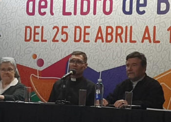 El padre Walter París presentó en la Feria Internacional del Libro una obra sobre los misioneros salesianos en la Patagonia