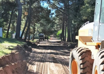 Se realizan obras de nivelación destinadas a evitar anegaciones en arterias del barrio residencial Las Dunas