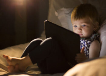 Exposición de los bebes y niños frente las pantallas