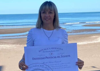 Marcela Domenech exhibiendo su título de la Universidad Provincial del Sudoeste