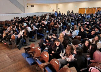 Coronel Dorrego. En dos funciones dirigidas a estudiantes secundarios se proyectó el documental sobre Favaloro
