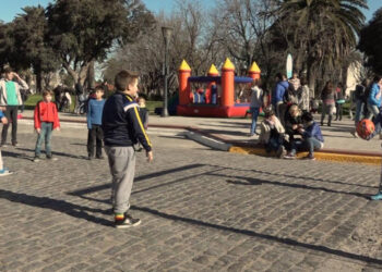 actividades en la plaza central de Coronel Dorrego