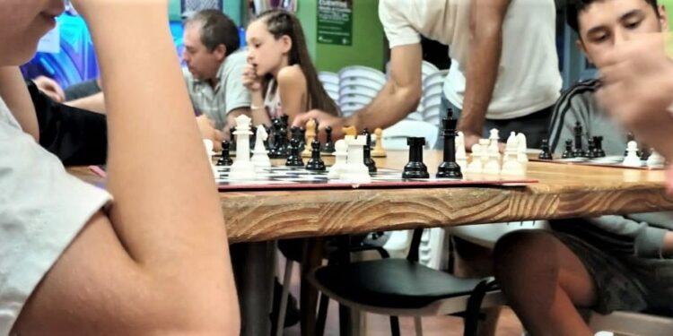 Las virtudes del ajedrez se revalorizan estimuladas por el singular título de maestro internacional de un niño argentino