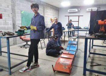 Combinando aprendizaje con trabajo comunitario alumnos de la Técnica repararon elementos del Jardín 903