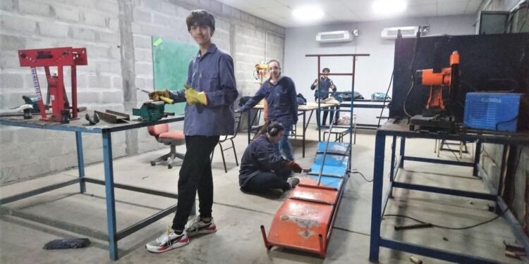 Combinando aprendizaje con trabajo comunitario alumnos de la Técnica repararon elementos del Jardín 903