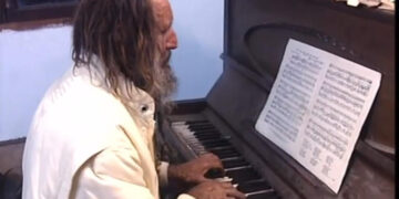 Leif Larsen ejecuta el piano