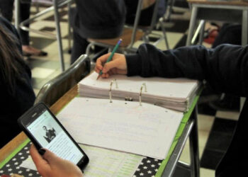 Rige desde este jueves en Ciudad de Buenos Aires la limitación para el uso de teléfonos celulares en las aulas