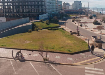 Cambio de postes de alumbrado en costanera