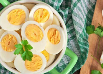 Cómo lograr que la yema de los huevos duros quede centrada y el secreto para pelarlos sin dificultad