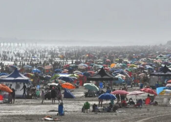 Playa de Monte Hermoso repleta de turistas