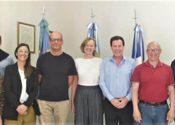 Con importantes visitas extranjeras se reinauguró la Fuente de los Daneses en la plaza central de Coronel Dorrego