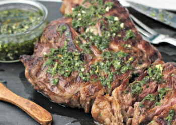 Chimichurri, salsa criolla o salmuera: el trío más mentado para darle más sabor al asado. Cómo se preparan