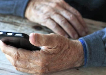 Charla en el Centro de Jubilados de Monte Hermoso sobre cómo evitar caer en estafas telefónicas y delitos virtuales