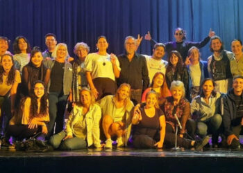 Muestra de cierre de año del taller de teatro Amararte en una noche mágica y solidaria en Monte Hermoso
