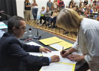 Vecinos de Coronel Dorrego recibieron sus escrituras sociales en el acto de firma que encabezó el intendente Chalde