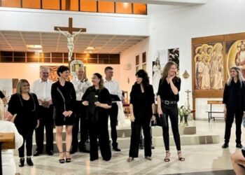 Celebrada actuación del coro de adultos del colegio Del Solar bahiense en la parroquia Stella Maris