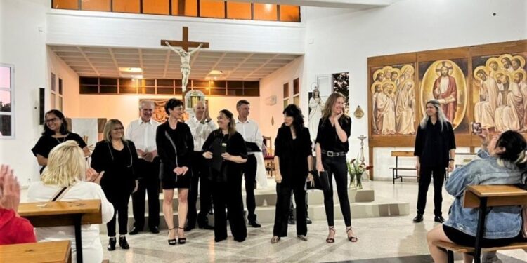 Celebrada actuación del coro de adultos del colegio Del Solar bahiense en la parroquia Stella Maris