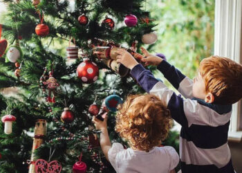 Se renueva la tradición de armar el arbolito de Navidad: orígenes de la fecha y los ornamentos que no pueden faltar