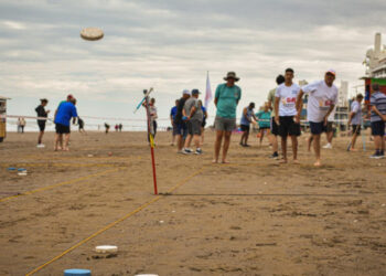 Torneo de tejo en la playa Monte Hermoso