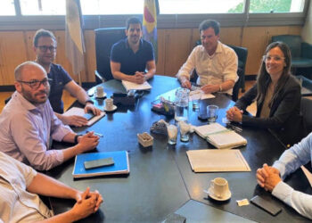 Política de vivienda en Coronel Dorrego. Gestiones del intendente en La Plata y sorteo de unidades en lotes particulares