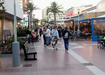 Exhibición de precios en peatonal de Monte Hermoso