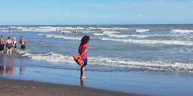 Playa segura y cuidada en Monte Hermoso: el valioso aporte de los guardavidas