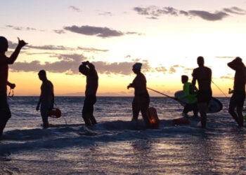 Jornada de natación noctura en parador La Escuela en Monte Hermoso