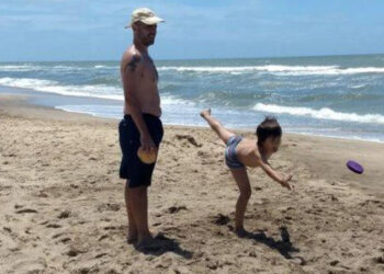 Jugando al tejo en la playa