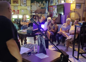 Matías Rico presentando a Charly García en el cilo Historias en Vinilo