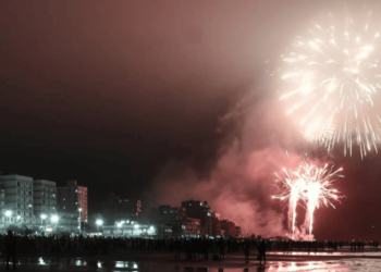 Monte Hermoso le dio la bienvenida al 2025 con un impactante espectáculo de luces en la playa