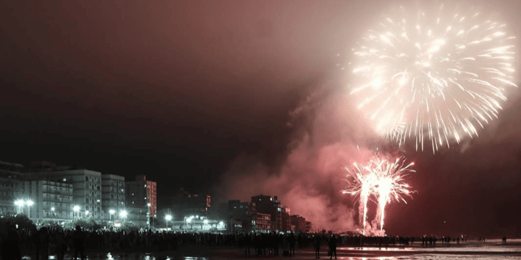 Monte Hermoso le dio la bienvenida al 2025 con un impactante espectáculo de luces en la playa